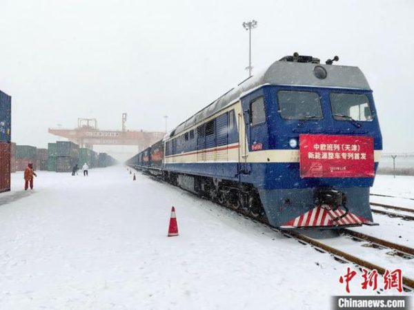 天津首趟中欧班列新能源汽车出口专列在东疆出发
